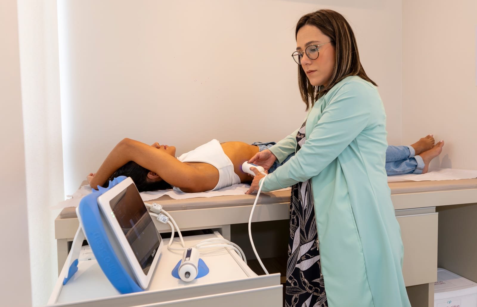 Profissional realiza exame de ultrassom em paciente na Clínica Personne