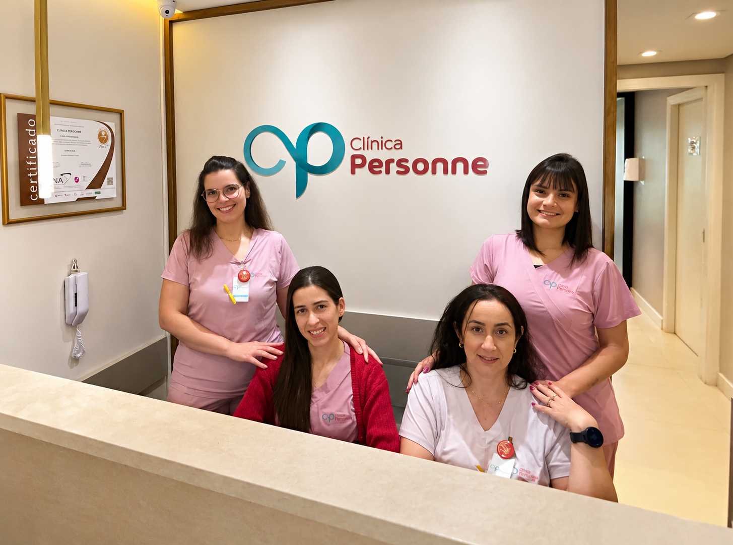 Funcionárias da Clínica Personne na recepção