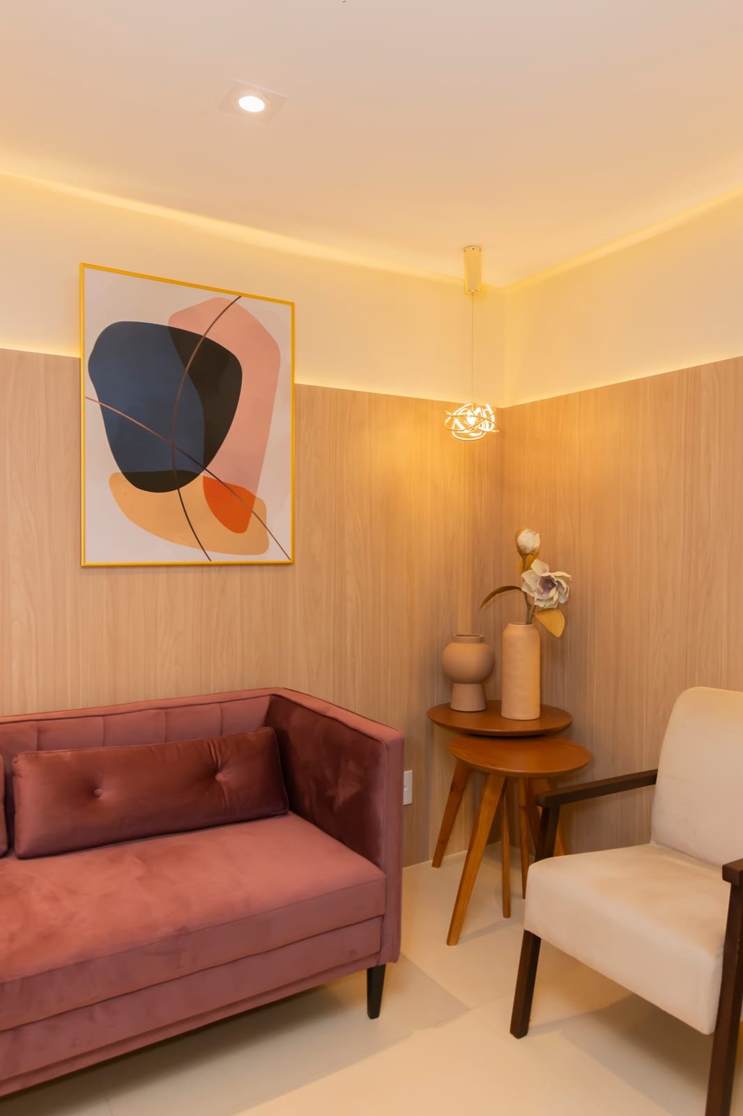 Sala de estar da Clínica Personne com sofá e poltronas