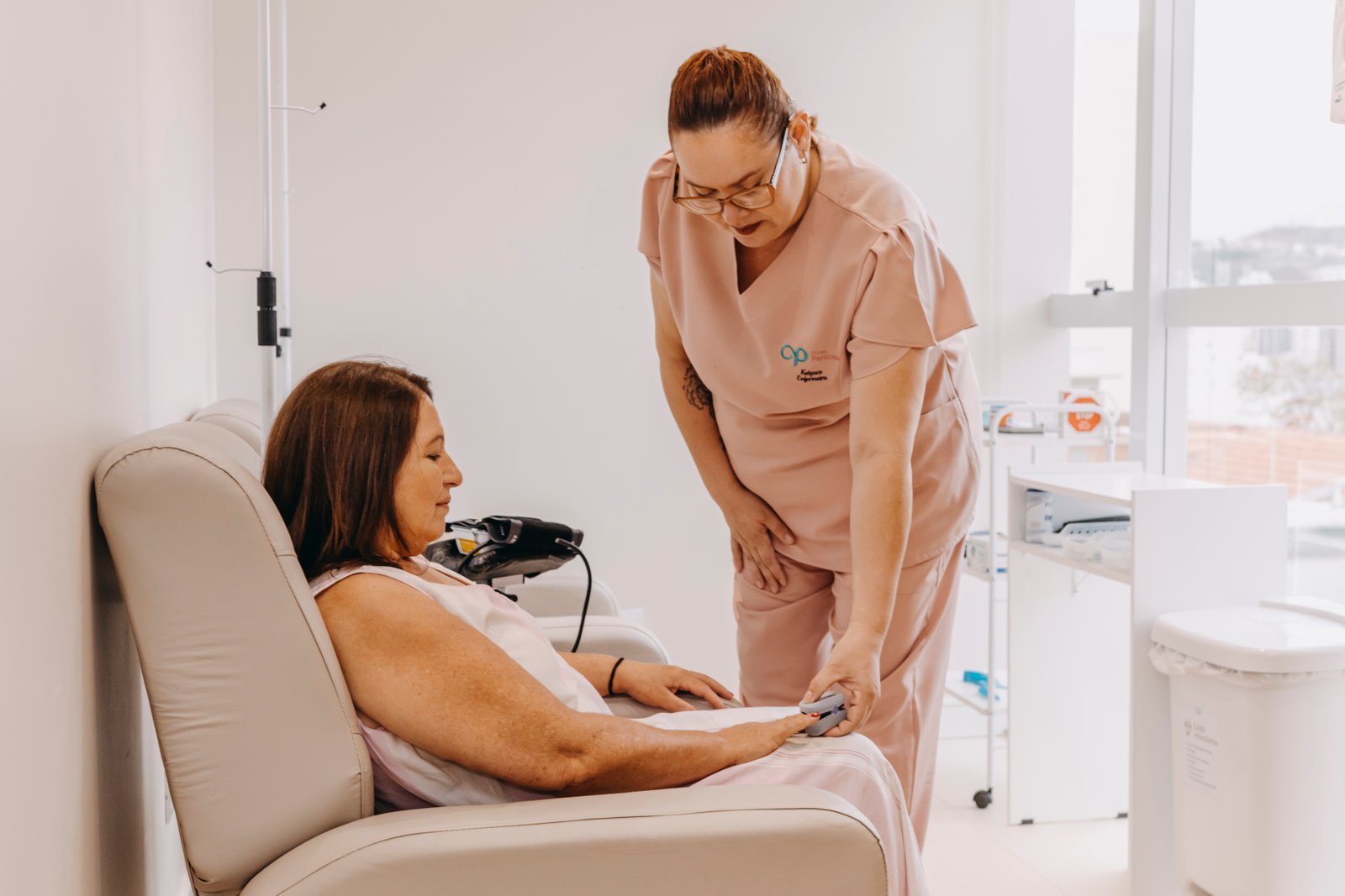 Profissional acompanhando paciente durante a infusão