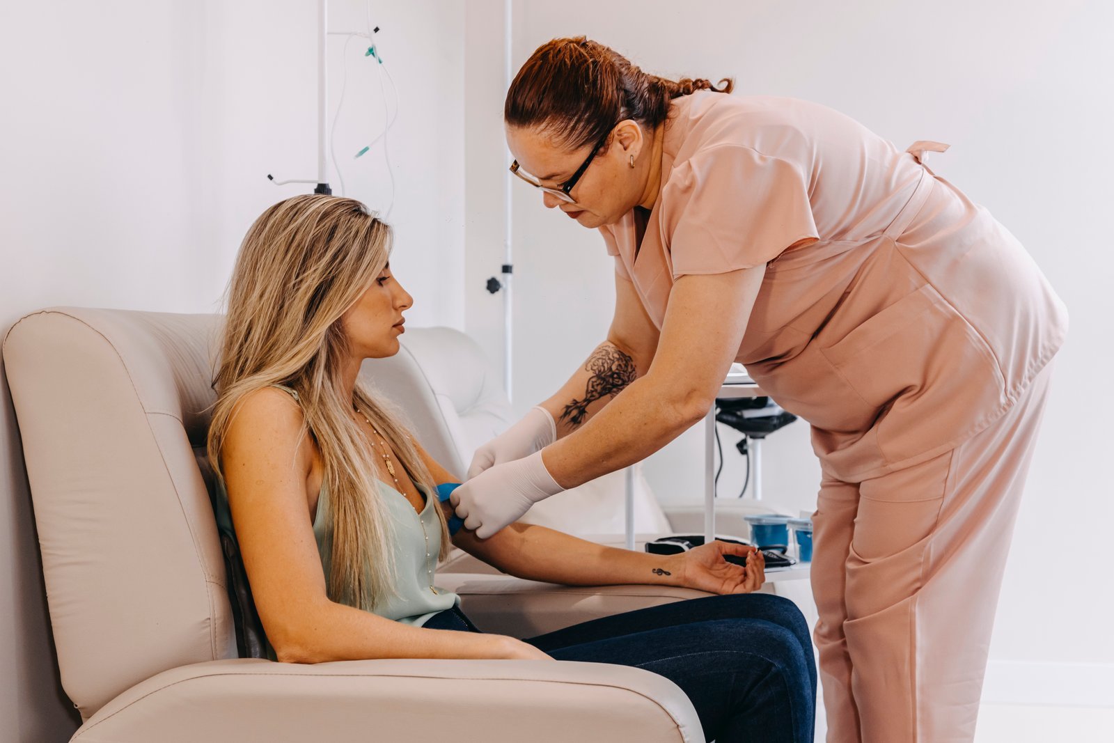 Profissional realizando procedimento durante a infusão