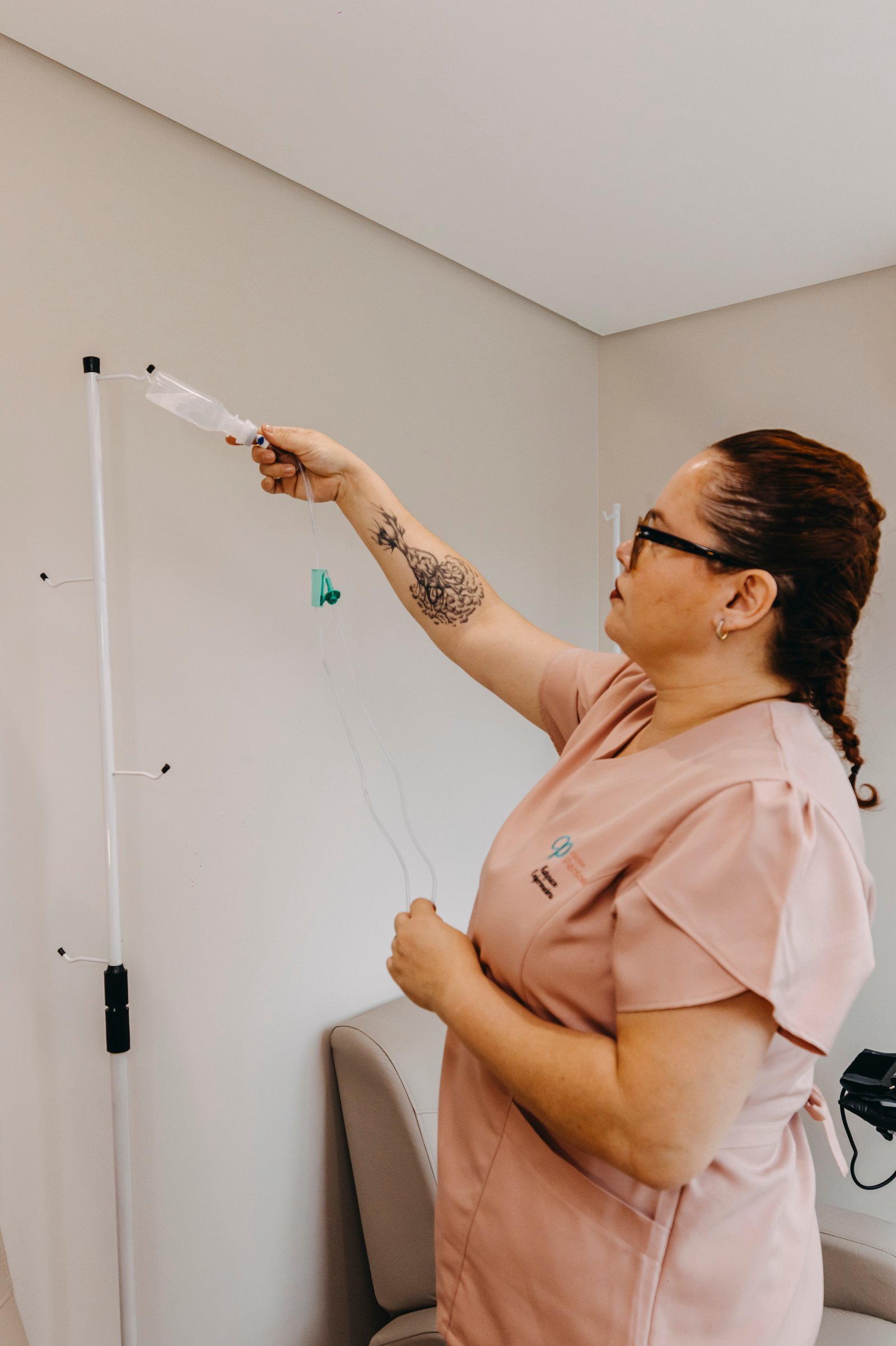Profissional preparando medicamento para infusão