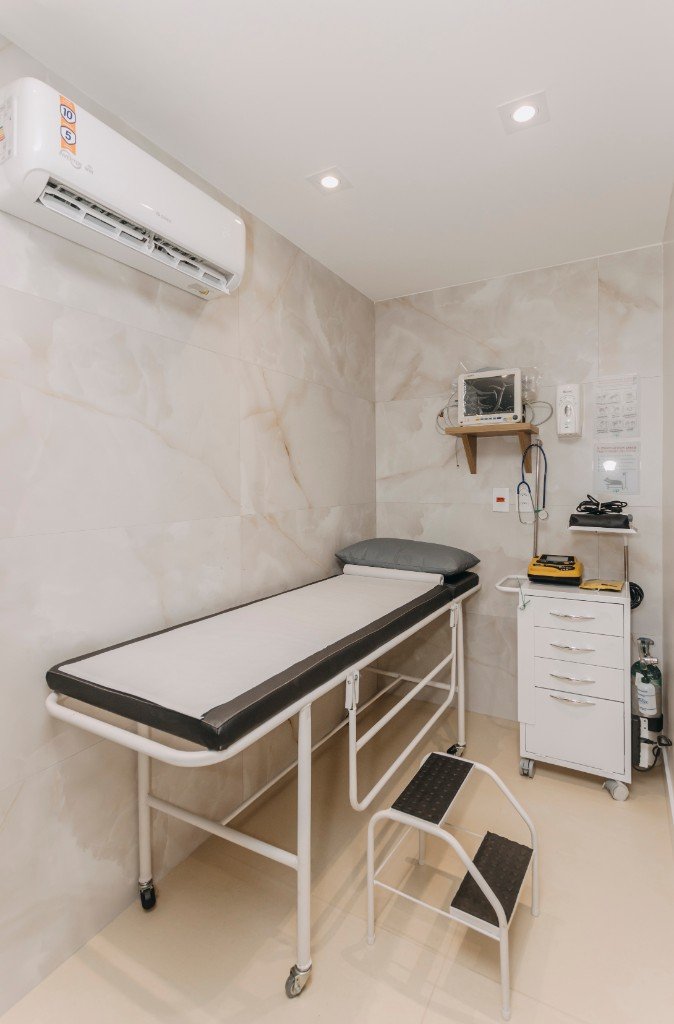 Sala preparada para procedimentos na Clínica Personne